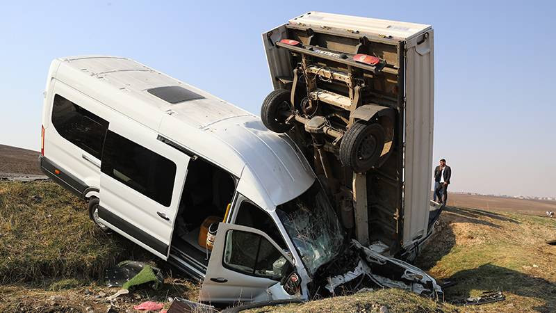 Diyarbakır'da akıllara durgunluk veren kaza; 15'i öğretmen, 17 yaralı!